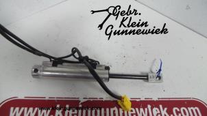 Gebruikte Cabriodak Gasdemper Opel Tigra Prijs € 150,00 Margeregeling aangeboden door Gebr.Klein Gunnewiek Ho.BV