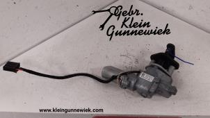 Gebruikte Sluithulpmotor portier links-achter Volkswagen Transporter Prijs € 150,00 Margeregeling aangeboden door Gebr.Klein Gunnewiek Ho.BV