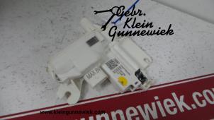 Gebruikte Sluithulpmotor portier links-voor Audi A8 Prijs € 60,00 Margeregeling aangeboden door Gebr.Klein Gunnewiek Ho.BV