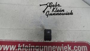 Gebruikte Raam schakelaar elektrisch Renault Twingo Prijs € 10,00 Margeregeling aangeboden door Gebr.Klein Gunnewiek Ho.BV