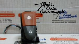 Gebruikte Paniekverlichtings Schakelaar Renault Megane Prijs € 20,00 Margeregeling aangeboden door Gebr.Klein Gunnewiek Ho.BV