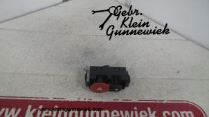 Gebruikte Paniekverlichtings Schakelaar Renault Twingo Prijs op aanvraag aangeboden door Gebr.Klein Gunnewiek Ho.BV