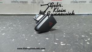 Gebruikte Paniekverlichtings Schakelaar Renault Clio Prijs op aanvraag aangeboden door Gebr.Klein Gunnewiek Ho.BV