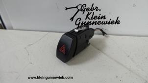 Gebruikte Gevarenlicht Schakelaar BMW X4 Prijs op aanvraag aangeboden door Gebr.Klein Gunnewiek Ho.BV