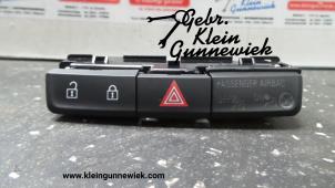 Gebruikte Gevarenlicht Schakelaar Opel Zafira Prijs op aanvraag aangeboden door Gebr.Klein Gunnewiek Ho.BV