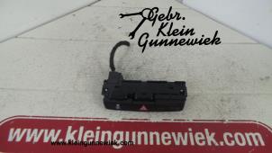 Gebruikte Schakelaar Paniekverlichting Opel Mokka Prijs op aanvraag aangeboden door Gebr.Klein Gunnewiek Ho.BV