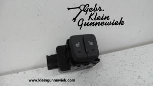 Gebruikte Schakelaar Stoelverwarming Opel Karl Prijs op aanvraag aangeboden door Gebr.Klein Gunnewiek Ho.BV