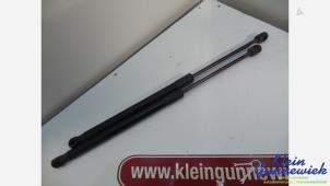 Gebruikte Kofferdekseldemper links-achter Volkswagen Scirocco Prijs € 20,00 Margeregeling aangeboden door Klein Gunnewiek Autodemontage & Motorentechniek