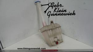 Gebruikte Ruitensproeiertank voor Kia Carens Prijs op aanvraag aangeboden door Gebr.Klein Gunnewiek Ho.BV