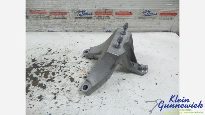 Gebruikte Versnellingsbak Steun Dacia Logan Prijs € 20,00 Margeregeling aangeboden door Klein Gunnewiek Autodemontage & Motorentechniek