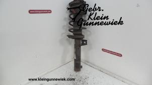 Gebruikte Schokdemperpoot links-voor Volkswagen Touran Prijs € 40,00 Margeregeling aangeboden door Gebr.Klein Gunnewiek Ho.BV