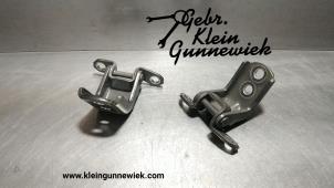 Gebruikte Scharnier deur links-voor Renault Koleos Prijs op aanvraag aangeboden door Gebr.Klein Gunnewiek Ho.BV