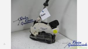 Gebruikte Deurslot Mechaniek 4Deurs links-achter Volkswagen Tiguan Prijs € 50,00 Margeregeling aangeboden door Klein Gunnewiek Autodemontage & Motorentechniek