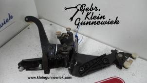 Gebruikte Scharnier deur links-achter Volkswagen Transporter Prijs op aanvraag aangeboden door Gebr.Klein Gunnewiek Ho.BV