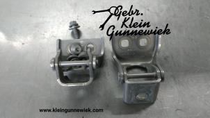 Gebruikte Scharnier deur links-voor Renault Kangoo Prijs op aanvraag aangeboden door Gebr.Klein Gunnewiek Ho.BV