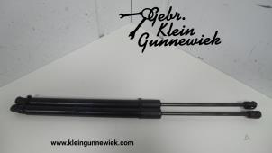 Gebruikte Kofferdekseldemper links-achter Volkswagen Golf Sportsvan Prijs op aanvraag aangeboden door Gebr.Klein Gunnewiek Ho.BV