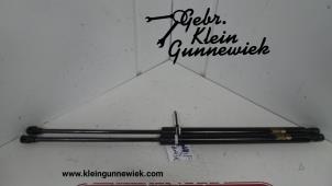 Gebruikte Kofferdekseldemper links-achter Toyota Hilux Prijs op aanvraag aangeboden door Gebr.Klein Gunnewiek Ho.BV