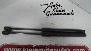 Gebruikte Motorkapdemper links Skoda Superb Prijs op aanvraag aangeboden door Gebr.Klein Gunnewiek Ho.BV