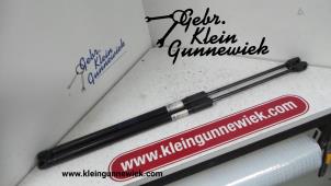 Gebruikte Kofferdekseldemper links-achter Volkswagen T-Roc Prijs € 30,00 Margeregeling aangeboden door Gebr.Klein Gunnewiek Ho.BV