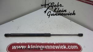 Gebruikte Amortisseur Motorkap links Volkswagen Golf Sportsvan Prijs op aanvraag aangeboden door Gebr.Klein Gunnewiek Ho.BV