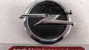 Gebruikte Embleem Opel Cascada Prijs op aanvraag aangeboden door Gebr.Klein Gunnewiek Ho.BV