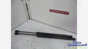 Gebruikte Kofferdekseldemper links-achter Opel Zafira Prijs € 25,00 Margeregeling aangeboden door Klein Gunnewiek Autodemontage & Motorentechniek