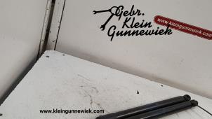 Gebruikte Kofferdekseldemper links-achter Opel Meriva Prijs op aanvraag aangeboden door Gebr.Klein Gunnewiek Ho.BV