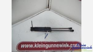 Gebruikte Motorkapdemper links Nissan NV300 Prijs € 20,00 Margeregeling aangeboden door Klein Gunnewiek Autodemontage & Motorentechniek