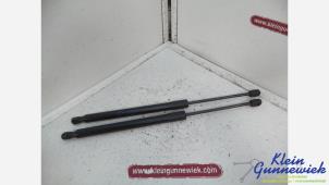 Gebruikte Kofferdekseldemper links-achter Opel Zafira Prijs € 25,00 Margeregeling aangeboden door Klein Gunnewiek Autodemontage & Motorentechniek