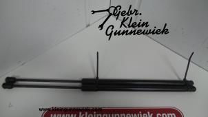 Gebruikte Kofferdekseldemper links-achter Volkswagen T-Roc Prijs € 30,00 Margeregeling aangeboden door Gebr.Klein Gunnewiek Ho.BV