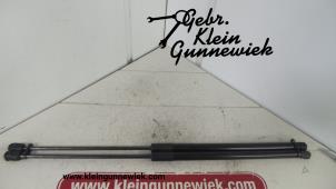 Gebruikte Kofferdekseldemper links-achter Opel Adam Prijs op aanvraag aangeboden door Gebr.Klein Gunnewiek Ho.BV