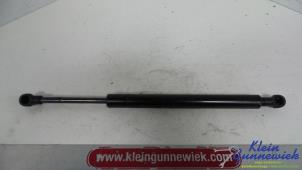 Gebruikte Kofferdekseldemper links-achter Volkswagen Touareg Prijs € 20,00 Margeregeling aangeboden door Klein Gunnewiek Autodemontage & Motorentechniek