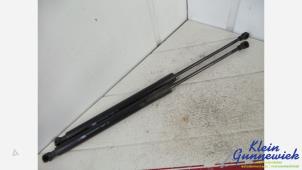 Gebruikte Kofferdekseldemper links-achter Peugeot 207 Prijs € 20,00 Margeregeling aangeboden door Klein Gunnewiek Autodemontage & Motorentechniek