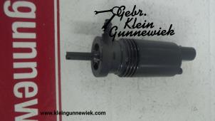 Gebruikte Koplampsproeier pomp Volkswagen Passat Prijs op aanvraag aangeboden door Gebr.Klein Gunnewiek Ho.BV