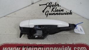 Gebruikte Portiergreep 4Deurs links-achter Peugeot 208 Prijs op aanvraag aangeboden door Gebr.Klein Gunnewiek Ho.BV