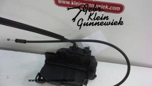 Gebruikte Slotmechaniek Achterklep Renault Kangoo Prijs op aanvraag aangeboden door Gebr.Klein Gunnewiek Ho.BV
