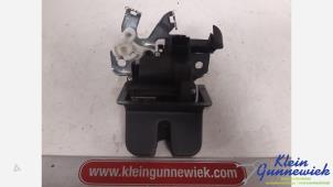 Gebruikte Slotmechaniek Achterklep Skoda Kamiq Prijs € 45,00 Margeregeling aangeboden door Klein Gunnewiek Autodemontage & Motorentechniek