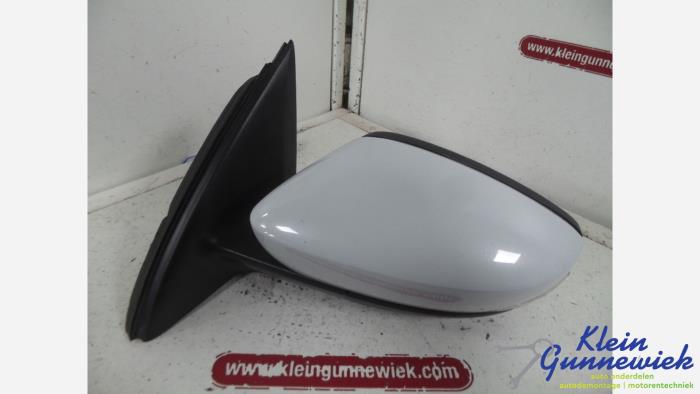 Buitenspiegel links van een Skoda Rapid 2015