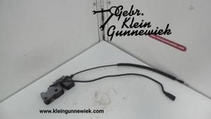 Gebruikte Slotmechaniek Motorkap Volkswagen Tiguan Prijs op aanvraag aangeboden door Gebr.Klein Gunnewiek Ho.BV