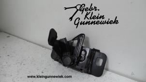 Gebruikte Motorkap Slotmechaniek Opel Karl Prijs op aanvraag aangeboden door Gebr.Klein Gunnewiek Ho.BV