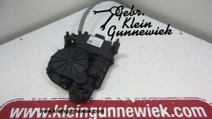 Gebruikte Sluithulpmotor portier links-achter Volkswagen Sharan Prijs € 60,00 Margeregeling aangeboden door Gebr.Klein Gunnewiek Ho.BV