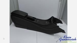 Gebruikte Armleuning Mercedes GLA Prijs € 125,00 Margeregeling aangeboden door Klein Gunnewiek Autodemontage & Motorentechniek