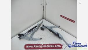 Gebruikte Scharnier Achterklep Mercedes CLK Prijs € 60,00 Margeregeling aangeboden door Klein Gunnewiek Autodemontage & Motorentechniek