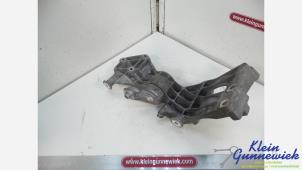 Gebruikte Dynamosteun onder Mercedes B-Klasse Prijs € 75,00 Margeregeling aangeboden door Klein Gunnewiek Autodemontage & Motorentechniek