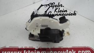 Gebruikte Slotmechaniek Portier 4Deurs links-voor Volkswagen E-Up Prijs € 25,00 Margeregeling aangeboden door Gebr.Klein Gunnewiek Ho.BV