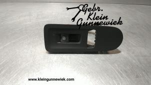Gebruikte Schakelaar Elektrisch Raam Volkswagen E-Up Prijs € 15,00 Margeregeling aangeboden door Gebr.Klein Gunnewiek Ho.BV