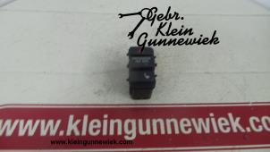 Gebruikte Gevarenlicht Schakelaar Volkswagen E-Up Prijs € 15,00 Margeregeling aangeboden door Gebr.Klein Gunnewiek Ho.BV