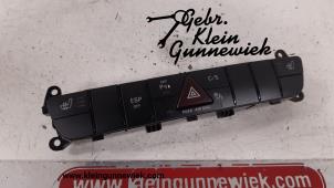 Gebruikte Alarmlicht Schakelaar Mercedes R-Klasse Prijs € 45,00 Margeregeling aangeboden door Gebr.Klein Gunnewiek Ho.BV