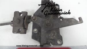 Gebruikte Slotmechaniek Motorkap Citroen Jumper Prijs op aanvraag aangeboden door Gebr.Klein Gunnewiek Ho.BV