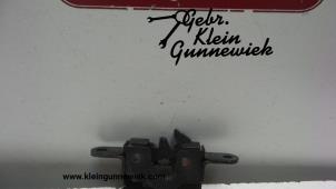 Gebruikte Slotmechaniek Motorkap Renault Scenic Prijs op aanvraag aangeboden door Gebr.Klein Gunnewiek Ho.BV
